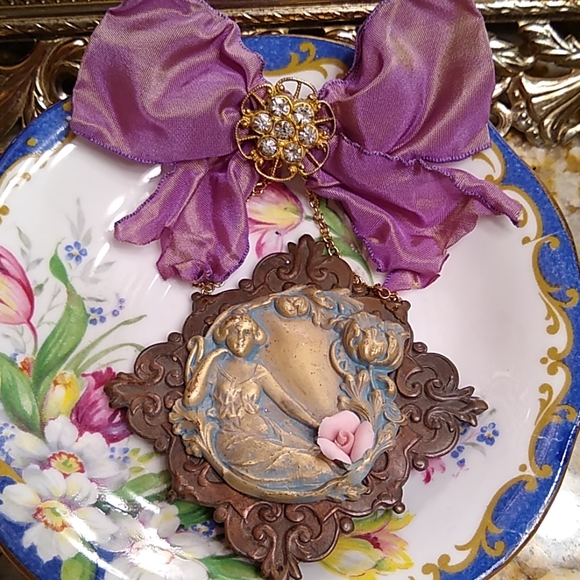 Portland artist Jewelry - 🌺🌷 vintage brooch by Portland artist